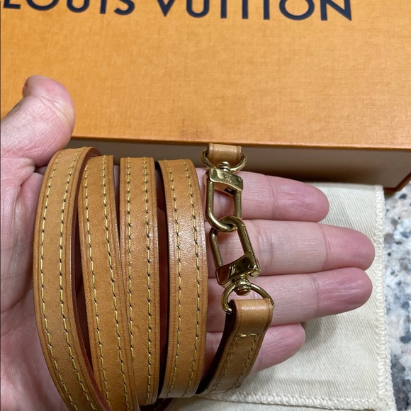 Sold-Louis Vuitton vachetta crossbody strap - Picture 2 of 5